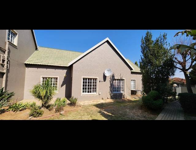 2 BEDROOM TOWNHOUSE FOR SALE IN BASSONIA